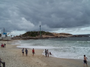 Dreigende wolken boven het strand. Eigen foto van Tanja.