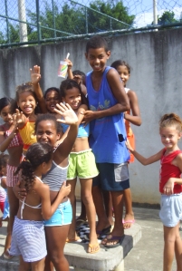 Kinderen bij buurthuis Final Feliz. Eigen foto.