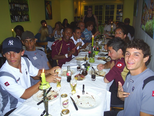 Met de hele club uit eten bij Braziliaans restaurant Samba Kitchen
